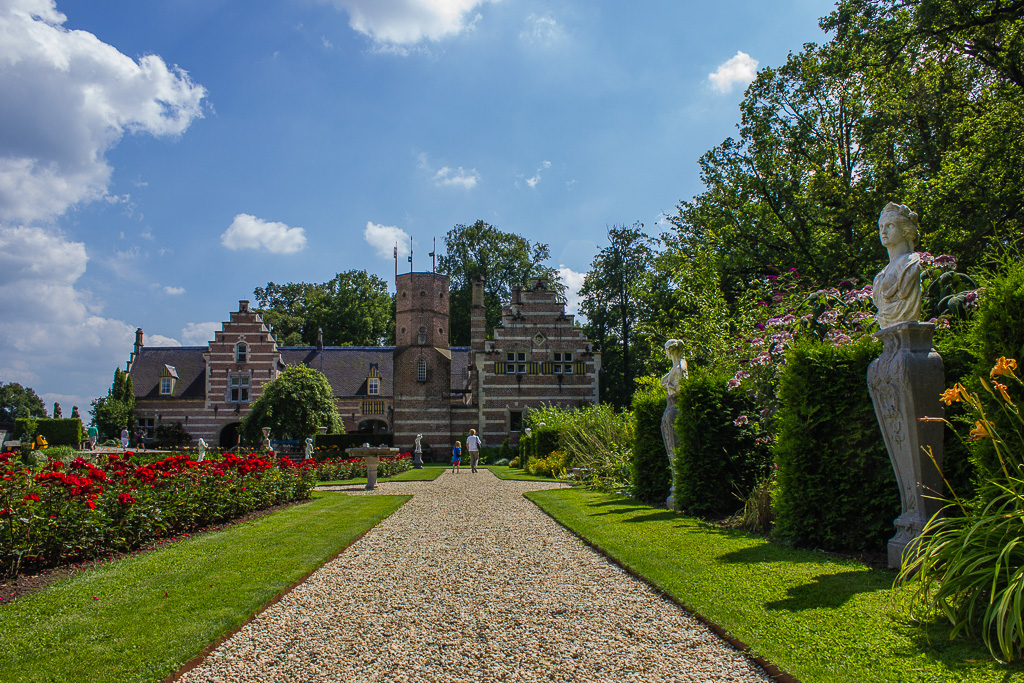 Kasteeltuin van het kasteel Heeswijk met koetshuis