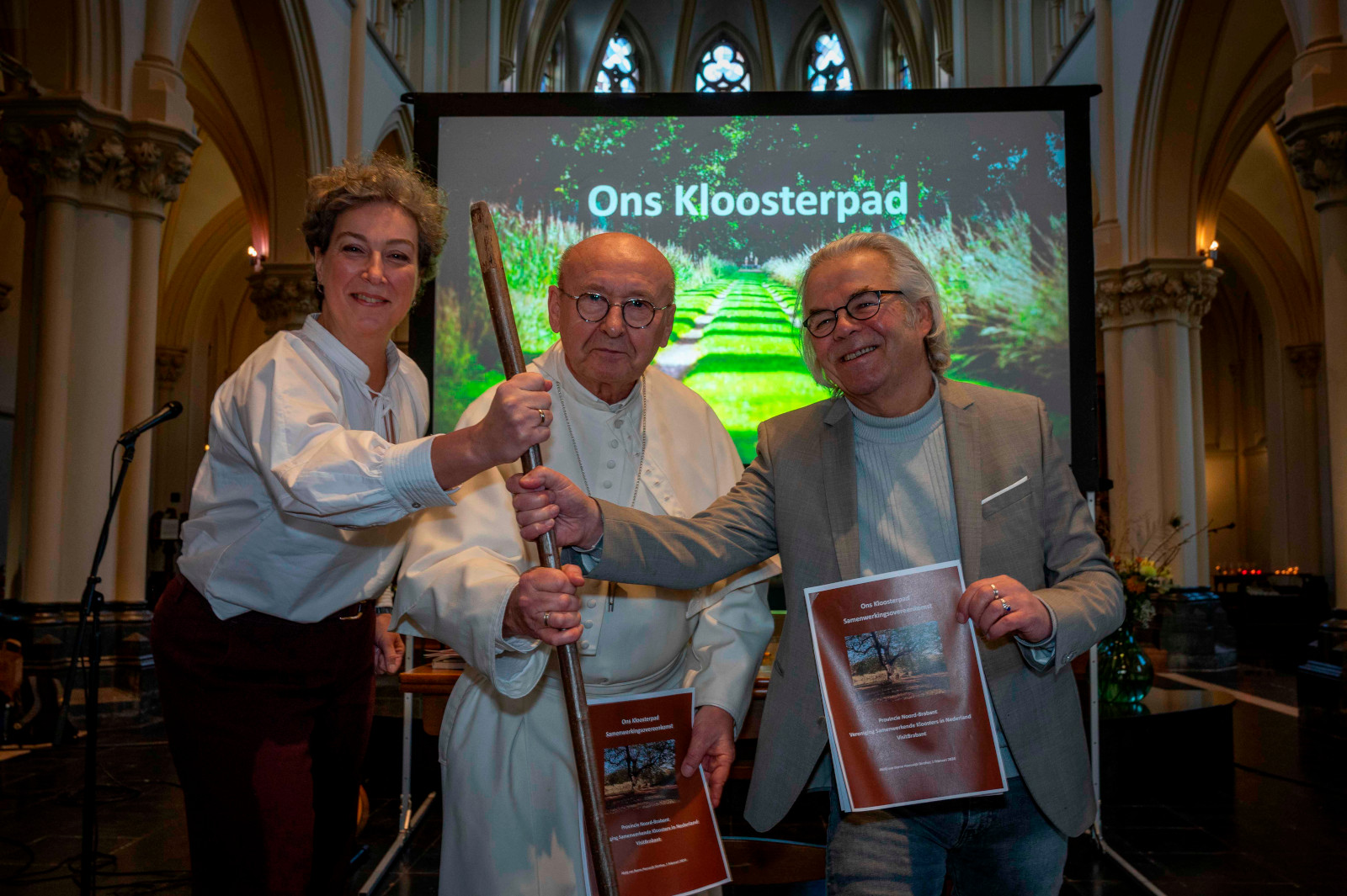 V.l.n.r.: Heleen Huisjes (VisitBrabant), Denis Hendrickx (Kloostervereniging) en Jos van der Horst (provincie Noord-Brabant) na de ondertekening van de samenwerkingsovereenkomst.